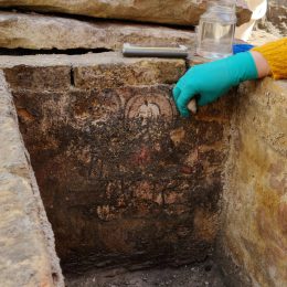 Derde beschilderde grafkelder ontdekt bij de opgraving van het Onze-Lieve-Vrouwekerkhof Zuid