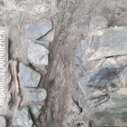 Antropomorfe graven op het Onze-Lieve-Vrouwekerkhof Zuid in Brugge