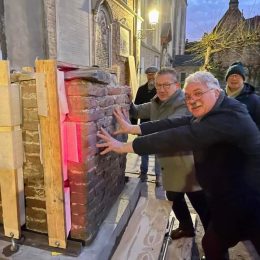Beschilderde grafkelder Onze-Lieve-Vrouwekerkhof Zuid gelicht