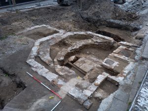 Archeologische opgraving Eekhoutpoort Brugge onthult graf met naam