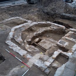 Archeologische opgraving Eekhoutpoort Brugge onthult graf met naam