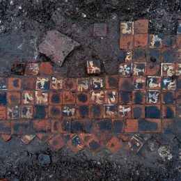 Unieke middeleeuwse tegelvloer ontdekt tijdens laatste opgravingsfase van de Eekhoutabdij in Brugge