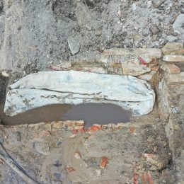 Wie lag er in de loden grafkist in Brugge?