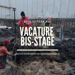 Op de afbeelding zijn archeologen aan het werk op een archeologische opgraving. Op de voorgrond meten twee archeologen een bodemprofiel op. Over de foto staat de tekst: Vacature BIS-stage
