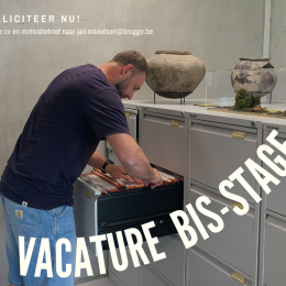 Op de foto is een man te zien die een archiefkast doorzoekt. Op de kast staan grote potten aardewerk uit een archeologische opgraving. Op de foto staat de tekst: vacature BIS-stage.