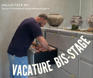 Op de foto is een man te zien die een archiefkast doorzoekt. Op de kast staan grote potten aardewerk uit een archeologische opgraving. Op de foto staat de tekst: vacature BIS-stage.